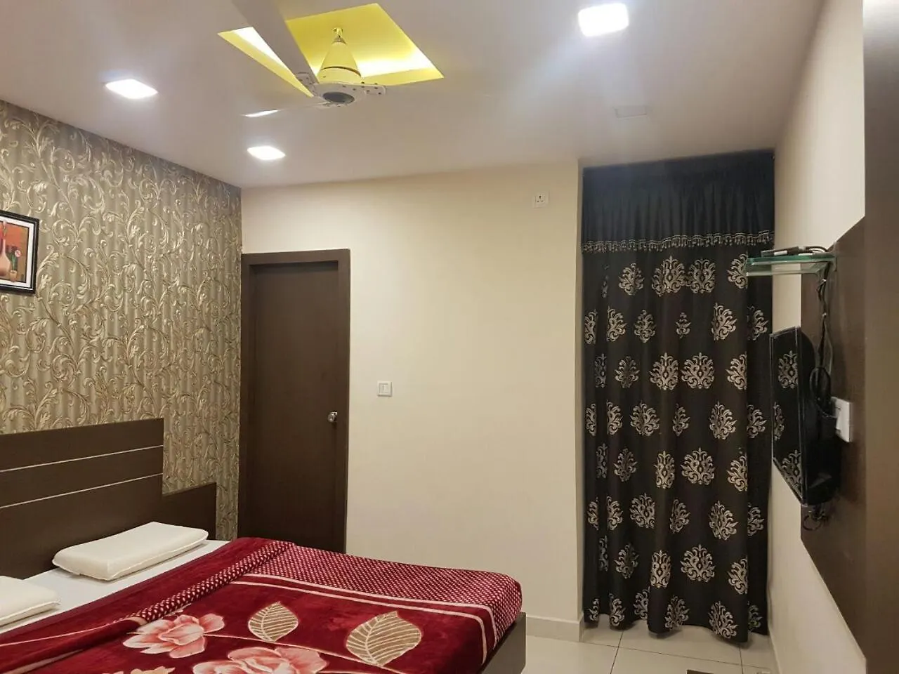 Happy Stays @ Hk Residency Mysore Lodge
